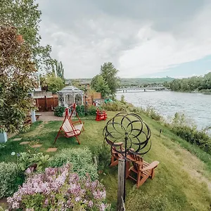 Along River Ridge 4* Calgary